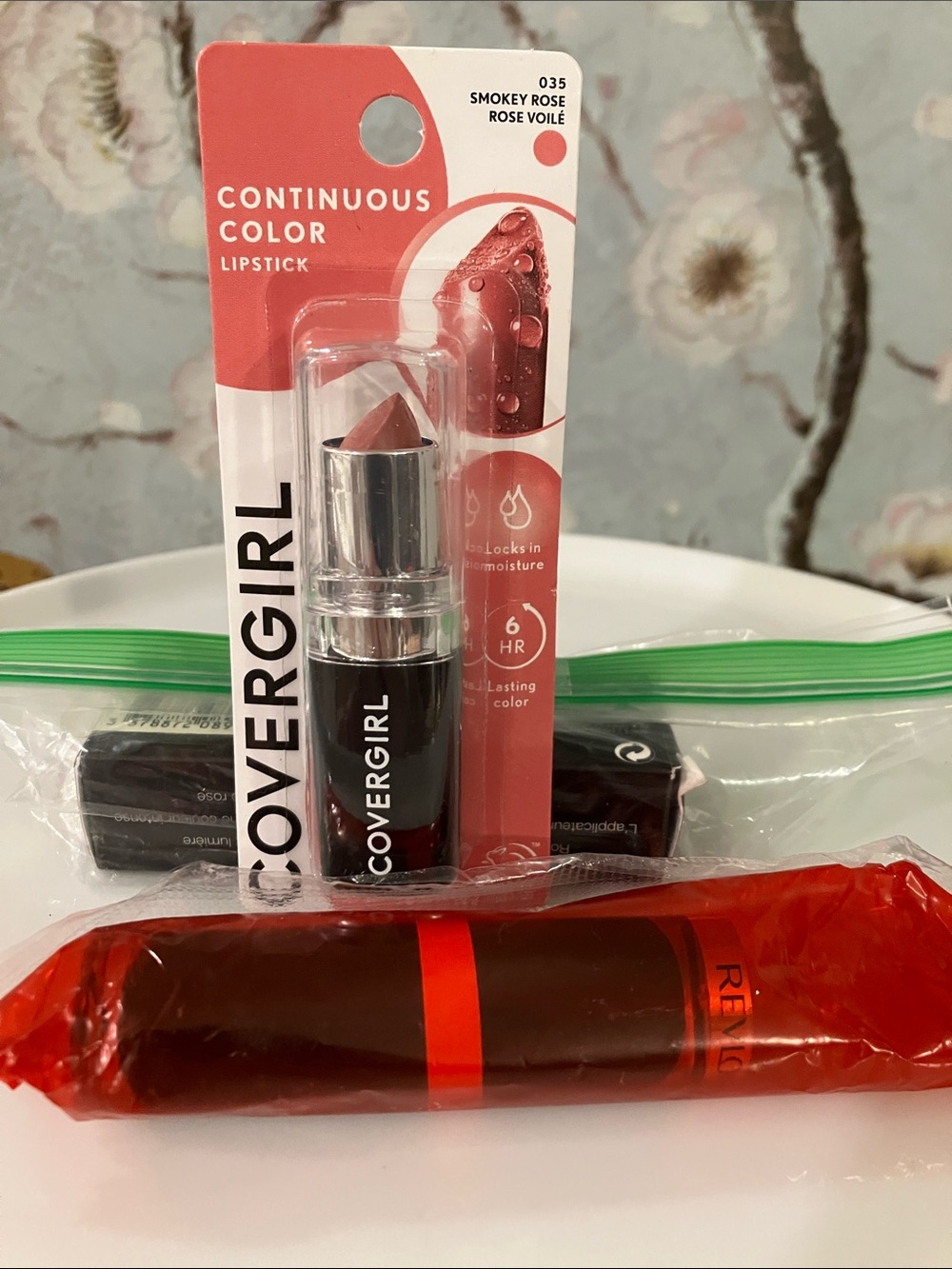 THIS BAG CONTAINS MY FACE Bundle - Facial Mask, Primer, 2 Eye Gels, 3 Lipsticks - Picture 12 of 15